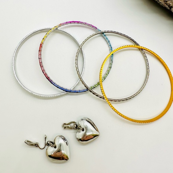 Vintage Heliotrope Heart Clip Earrings - Picture 4 of 12